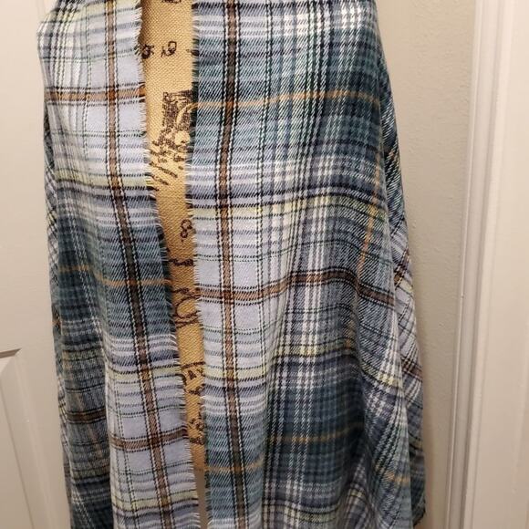 American Eagle Green White‎ Warm comfy plaid fringed scarf wrap - Picture 2 of 5